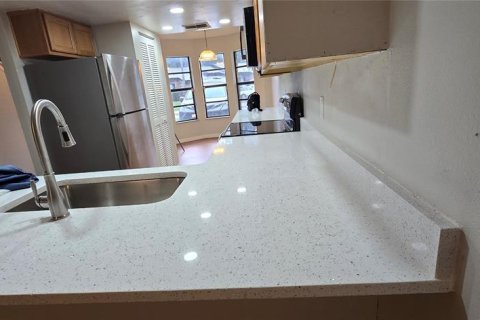 Adosado en venta en Kissimmee, Florida, 2 dormitorios, 99.78 m2 № 1912944 - foto 2