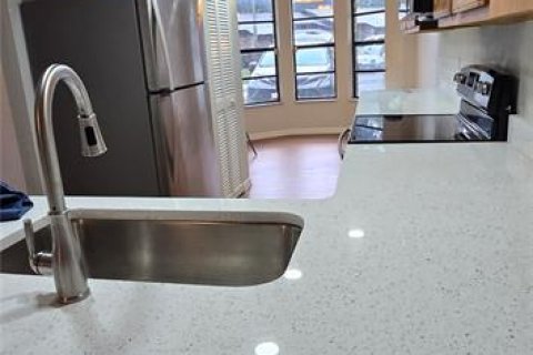 Adosado en venta en Kissimmee, Florida, 2 dormitorios, 99.78 m2 № 1912944 - foto 3