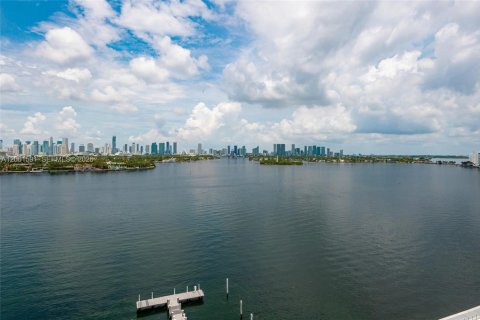 Estudio en el Condominio en Miami Beach, Florida  № 2246435
