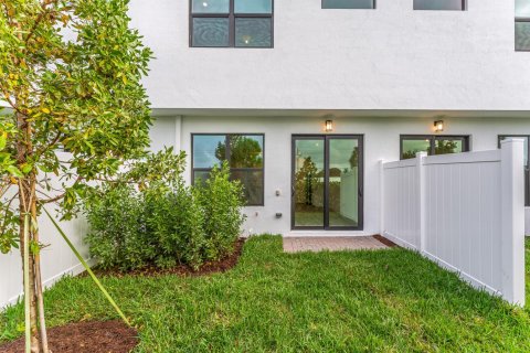 Touwnhouse à vendre à Lake Worth, Floride: 3 chambres, 146.69 m2 № 2326378 - photo 11