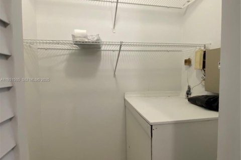 Condo in Pembroke Pines, Florida, 1 bedroom  № 1990448 - photo 11