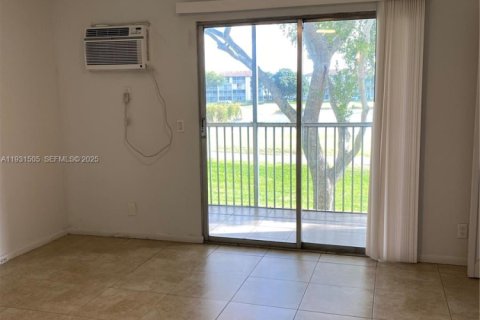Condo in Pembroke Pines, Florida, 1 bedroom  № 1990448 - photo 4