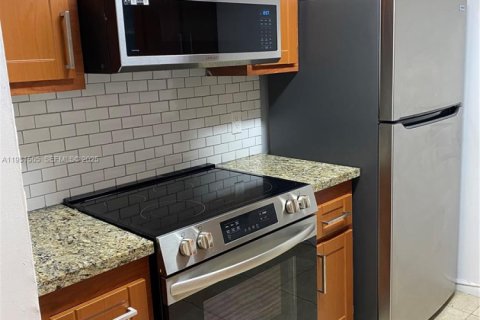 Condo in Pembroke Pines, Florida, 1 bedroom  № 1990448 - photo 2