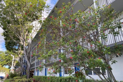 Condo in Pembroke Pines, Florida, 1 bedroom  № 1990448 - photo 14