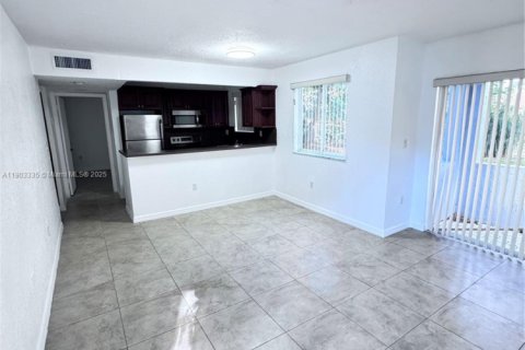 Copropriété à louer à Miami, Floride: 2 chambres, 76.18 m2 № 1954380 - photo 9