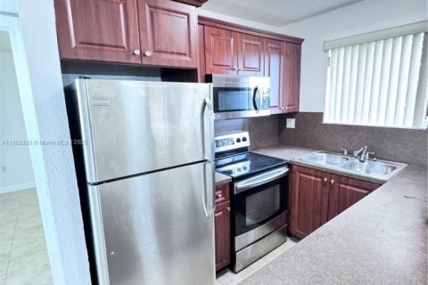 Condominio en alquiler en Miami, Florida, 2 dormitorios, 76.18 m2 № 1954380 - foto 4