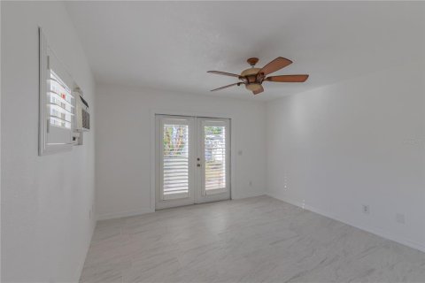 House in Clearwater, Florida 3 bedrooms, 165.64 sq.m. № 2167214 - photo 13