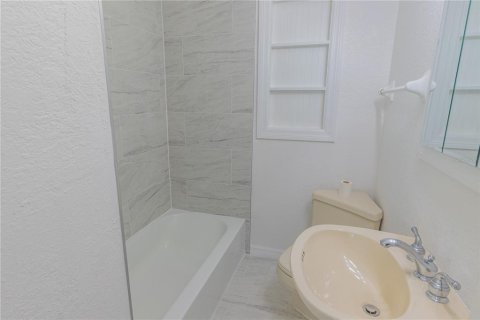 House in Clearwater, Florida 3 bedrooms, 165.64 sq.m. № 2167214 - photo 5