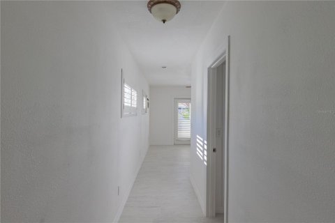 House in Clearwater, Florida 3 bedrooms, 165.64 sq.m. № 2167214 - photo 10