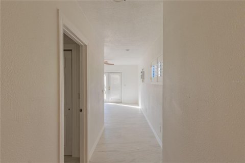 House in Clearwater, Florida 3 bedrooms, 165.64 sq.m. № 2167214 - photo 17