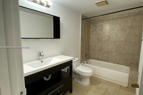 Купить кондоминиум в Окленд-Парк, Флорида 2 спальни, 97.55м2, № 1850427 - фото 26