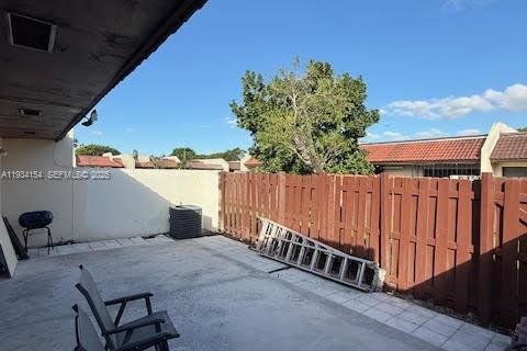 Townhouse in Hialeah, Florida 2 bedrooms, 113.81 sq.m. № 1992639 - photo 11