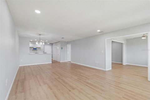 Condo in Belleair Bluffs, Florida, 1 bedroom  № 2217241 - photo 21