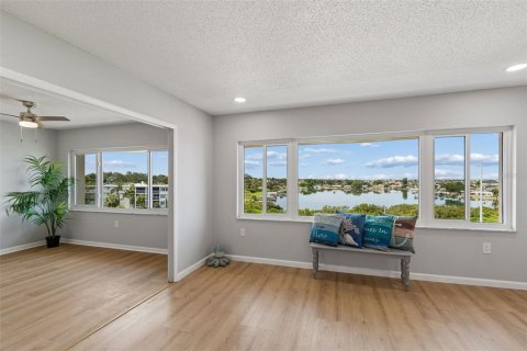 Condo in Belleair Bluffs, Florida, 1 bedroom  № 2217241 - photo 20