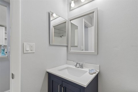 Condo in Belleair Bluffs, Florida, 1 bedroom  № 2217241 - photo 14