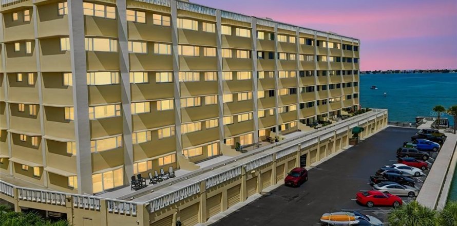 Condo in Belleair Bluffs, Florida, 1 bedroom  № 2217241