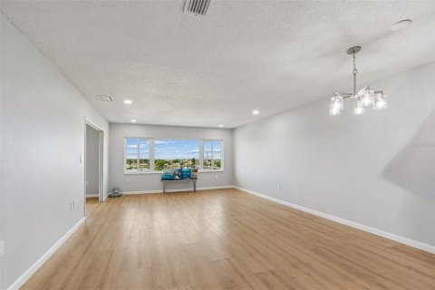 Condo in Belleair Bluffs, Florida, 1 bedroom  № 2217241 - photo 15