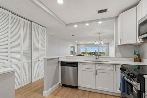 Condo in Belleair Bluffs, Florida, 1 bedroom  № 2217241 - photo 9