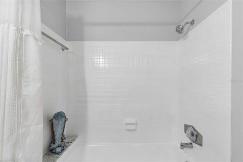 Condo in Belleair Bluffs, Florida, 1 bedroom  № 2217241 - photo 13