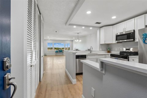 Condo in Belleair Bluffs, Florida, 1 bedroom  № 2217241 - photo 5