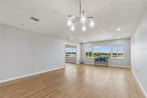 Condo in Belleair Bluffs, Florida, 1 bedroom  № 2217241 - photo 17