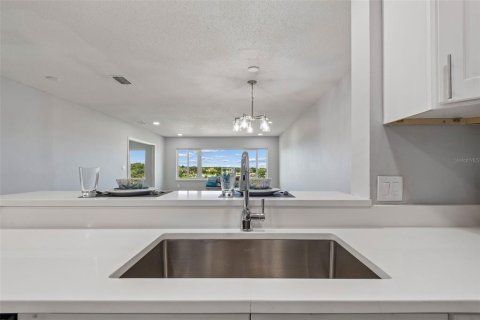 Condo in Belleair Bluffs, Florida, 1 bedroom  № 2217241 - photo 10