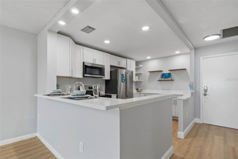 Condo in Belleair Bluffs, Florida, 1 bedroom  № 2217241 - photo 6