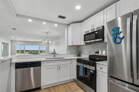 Condo in Belleair Bluffs, Florida, 1 bedroom  № 2217241 - photo 8