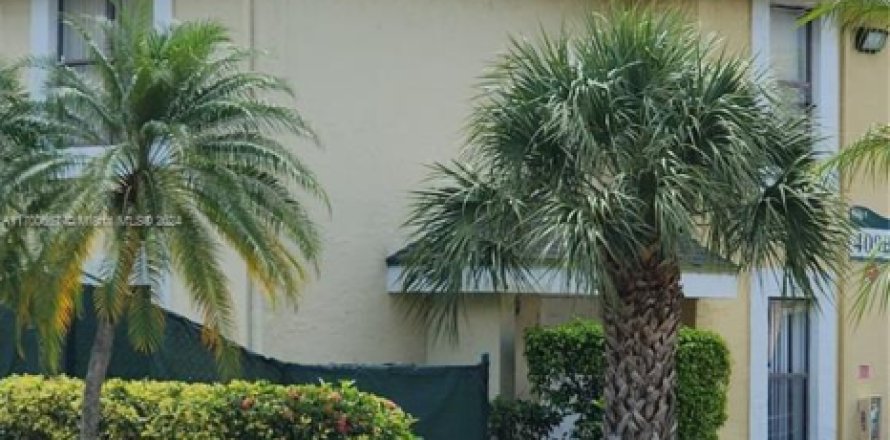 Townhouse in Sunrise, Florida 2 bedrooms, 105.26 sq.m. № 2012741