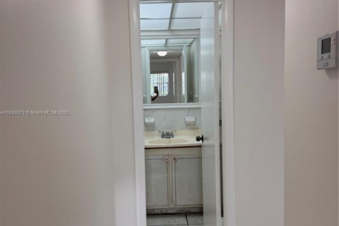 Condo in Sunrise, Florida, 1 bedroom  № 1946720 - photo 6