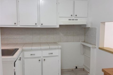 Condo in Sunrise, Florida, 1 bedroom  № 1946720 - photo 13