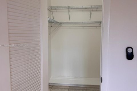 Condo in Sunrise, Florida, 1 bedroom  № 1946720 - photo 4