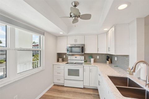 Condo in Fort Myers, Florida, 2 bedrooms  № 1792651 - photo 10
