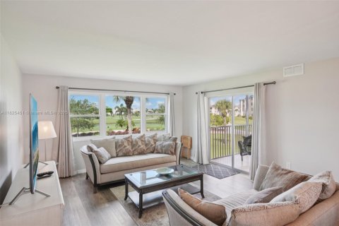 Condo in Fort Myers, Florida, 2 bedrooms  № 1792651 - photo 5