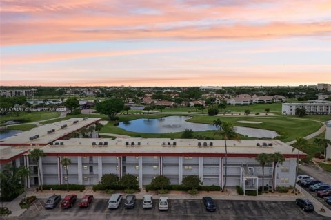 Condo in Fort Myers, Florida, 2 bedrooms  № 1792651 - photo 1