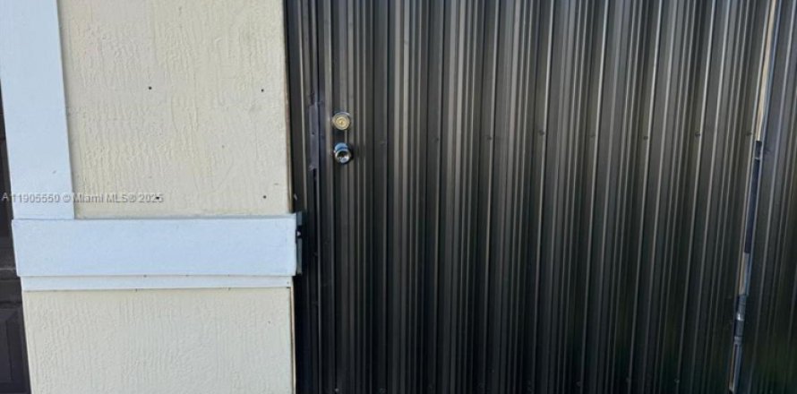 Propiedad comercial en Homestead, Florida 1 dormitorio, 224.08 m2 № 2012222