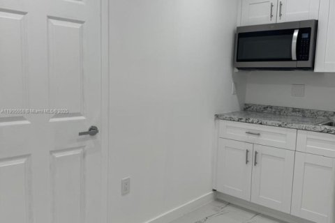 Propiedad comercial en alquiler en Homestead, Florida, 1 dormitorio, 224.08 m2 № 2012222 - foto 4