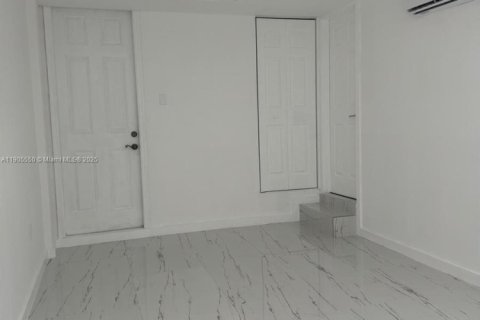 Propiedad comercial en alquiler en Homestead, Florida, 1 dormitorio, 224.08 m2 № 2012222 - foto 5