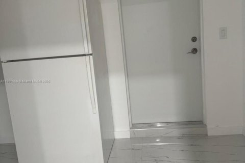 Propiedad comercial en alquiler en Homestead, Florida, 1 dormitorio, 224.08 m2 № 2012222 - foto 2