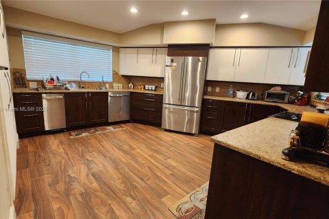 Villa ou maison à vendre à Miami, Floride: 5 chambres, 388.05 m2 № 1970077 - photo 3