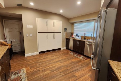 Villa ou maison à vendre à Miami, Floride: 5 chambres, 388.05 m2 № 1970077 - photo 17