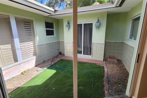 Villa ou maison à vendre à Miami, Floride: 5 chambres, 388.05 m2 № 1970077 - photo 8