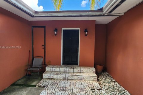 Villa ou maison à vendre à Miami, Floride: 5 chambres, 388.05 m2 № 1970077 - photo 10