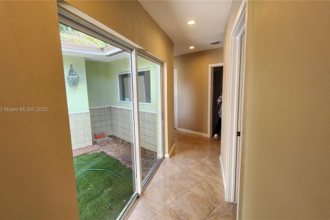 Villa ou maison à vendre à Miami, Floride: 5 chambres, 388.05 m2 № 1970077 - photo 9