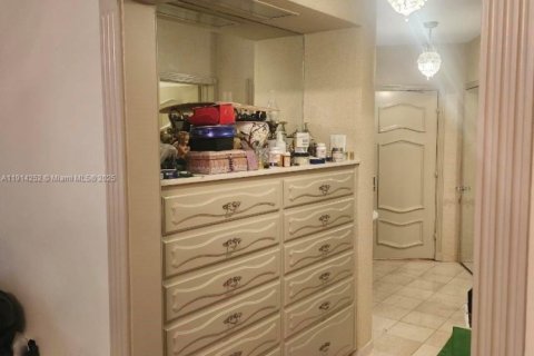 Villa ou maison à vendre à Miami, Floride: 5 chambres, 388.05 m2 № 1970077 - photo 20