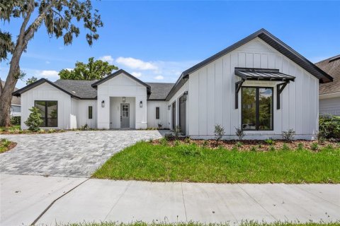 House in Gainesville, Florida 5 bedrooms, 338.91 sq.m. № 1640873 - photo 1