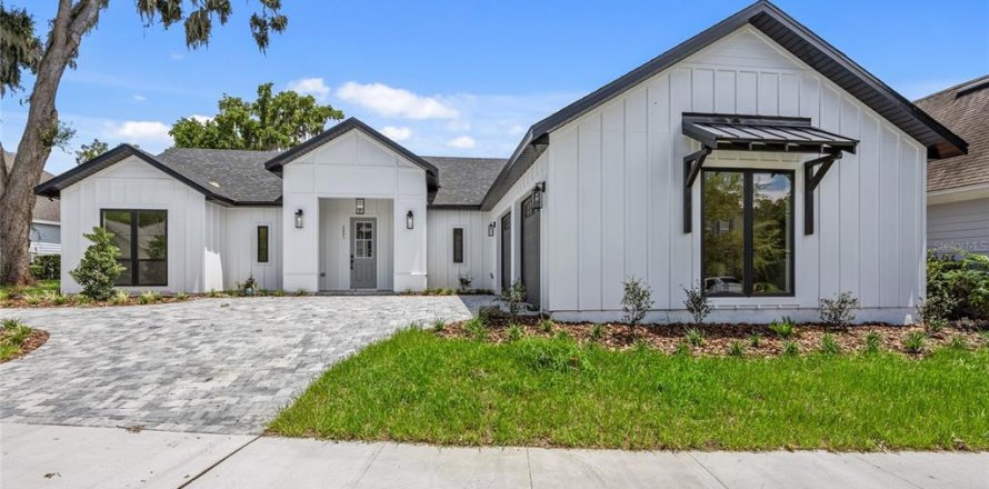 House in Gainesville, Florida 5 bedrooms, 338.91 sq.m. № 1640873