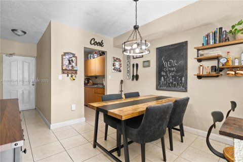 Condo in Miami, Florida, 2 bedrooms  № 1749141 - photo 10