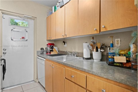 Condo in Miami, Florida, 2 bedrooms  № 1749141 - photo 11