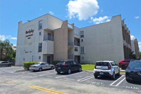 Condo in Miami, Florida, 2 bedrooms  № 1749141 - photo 1
